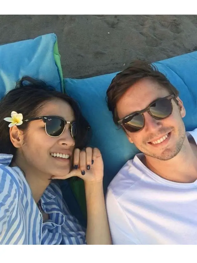 Momen Kemesraan Niken Anjani dan Pacar Bulenya yang Selalu Romantis Abis