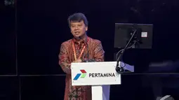 Widhyawan Prawiraatmadja (staf khusus Menteri Energi dan Sumber Daya Mineral) memaparkan presentasinya pada Pertamina Energy Outlook 2015 di Ballroom 3 Pacific Place, Jakarta, Rabu (3/12/2014). (Liputan6.com/Faizal Fanani)