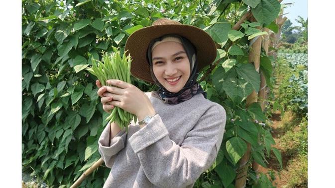 Gemar Bercocok Tanam, Ini 6 Potret Melody Eks JKT48 di Tengah Sawah (sumber: Instagram.com/melodylaksani92)