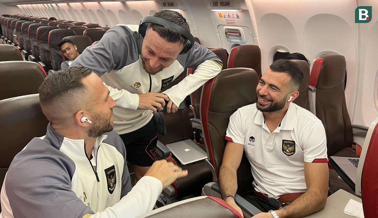 Setelah sempat beristirahat, Marc Klok (tengah) tampak berbincang santai dengan dua rekannya sesama pemain naturalisasi, Ilija Spasojevic dan Jordi Amat. (Bola.com/Zulfirdaus Harahap)