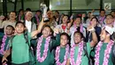 Para pemain Timnas Indonesia U-22 foto bersama dengan mengangkat Piala AFF U-22 2019 di Bandara Soekarno Hatta, Tangerang, Rabu (27/2). Timnas Indonesia  tiba di tanah air setelah menjuarai Piala AFF U-22 2019 di Kamboja. (Liputan6.com/Herman Zakharia)