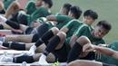 Pemain Timnas Indonesia U-22, Saddil Ramdani, tampak kesakitan saat latihan di Stadion Rizal Memorial, Manila, Rabu (27/11). Latihan ini persiapan jelang laga SEA Games 2019 melawan Singapura U-22. (Bola.com/M Iqbal Ichsan)