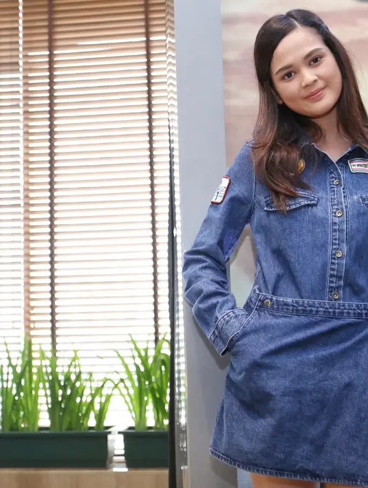 "Ya pastinya (terbebani), kita kan menjaga yang sebelumnya itu lumayan berat sih. Jadi banyak tanya sama sutradara juga, ini seperti ini, seperti Dewi Harnum tuh dulu di radio gini, gini, jadi kita banyak belajar lagi," ujarnya. (Adrian Putra/Bintang.com)