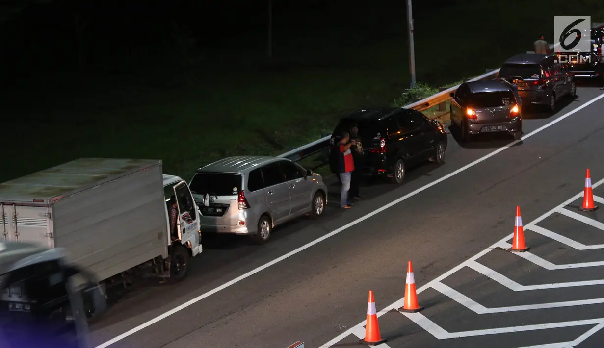 Sejumlah kendaraan menunggu jalan dibuka di ruas Tol Trans Jawa Kilometer 262, Brebes, Jawa Tengah, Jumat (31/5/2019). Dampak dari penutupan satu arah selama arus mudik membuat pengendara yang akan menuju ke Jakarta dialihkan melalui Jalur Pantura. (Liputan6.com/Herman Zakharia)