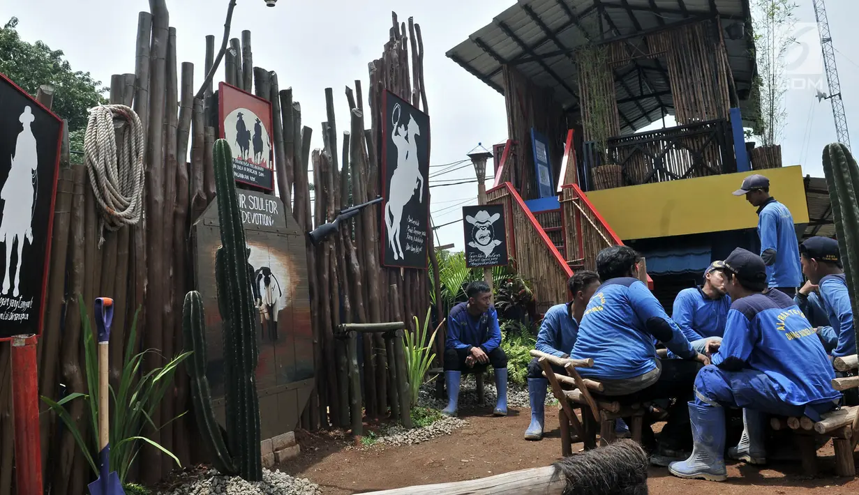 Petugas SDA Bidang Aliran Tengah beristirahat di Taman Robika di Jakarta, Kamis (14/3). Taman bertema koboy ini dihiasi dengan kolam ikan, mural motivasi, dan foto-foto dokumentasi Pintu Air Manggarai dari masa ke masa. (merdeka.com/Iqbal S. Nugroho)