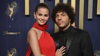 Selena Gomez saat hadir di Emmy Awards 2025 Bersama Benny Blanco. [Richard Shotwell Invision/AP]