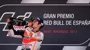 Pembalap Repsol Honda, Dani Pedrosa meminum sampanye untuk merayakan kemenangannya pada balapan MotoGP Spanyol di Sirkuit Jerez, Minggu (7/5). Kemenangan itu merupakan yang ke-53 kalinya sejak mengikuti Grand Prix. (CRISTINA QUICLER / AFP)