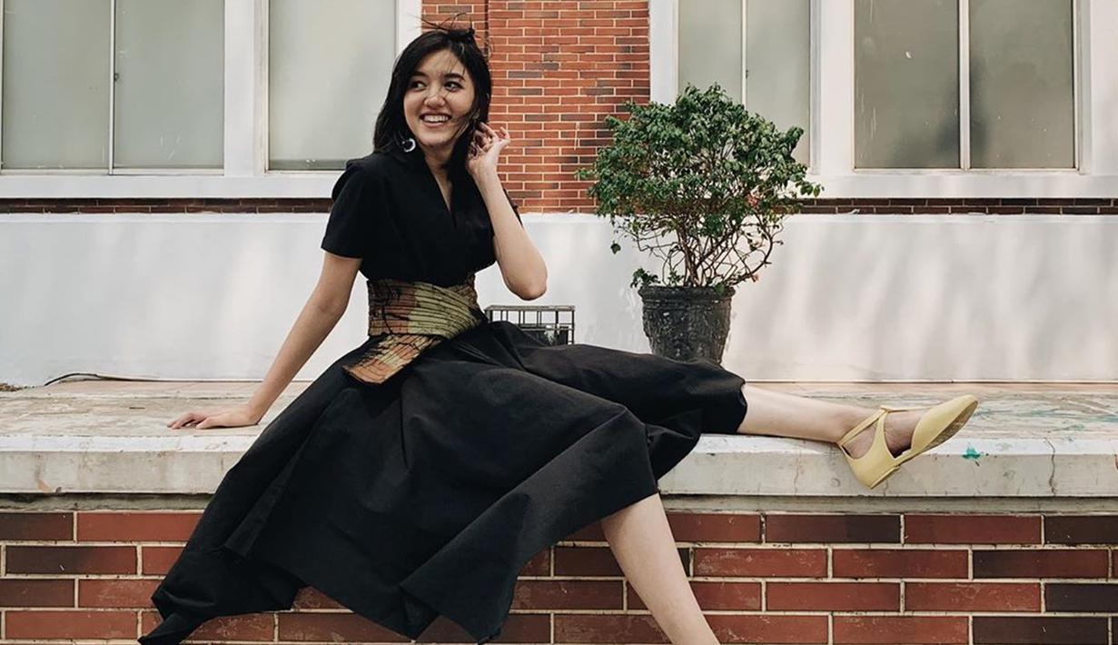 Gaya penampilan dara berusia 23 tahun semakin memesona saja. Apalagi saat Ify duduk bersantai sambil menebar senyum manis yang membuatnya semakin terlihat memesona (Liputan6.com/IG/@ifyalyssa)