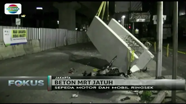 Beton pembatas proyek MRT jatuh di kawasan Panglima Polim, Kebayoran Baru, dan menimpa dua kendaraan di bawahnya.