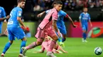 Pemain Inter Miami, Luis Suarez mengejar bola saat laga persahabatan melawan Al-Hilal yang berlangsung di Kingdom Arena Stadium, Riyadh, Arab Saudi, Selasa (30/01/2024) WIB. Pada laga ini, Suarez berhasil mencetak gol debut di klub barunya. (AFP/Fayez Nureldine)