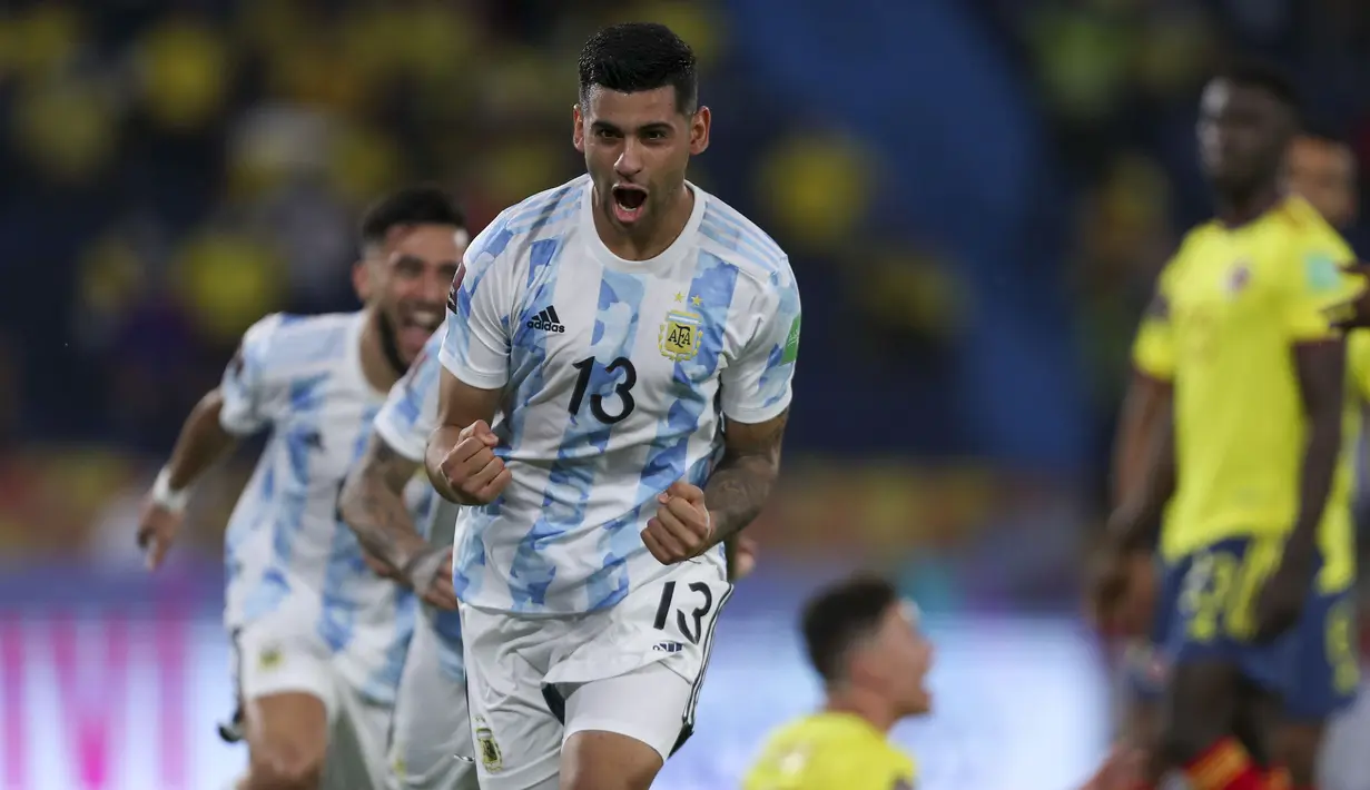Pada menit ke-3, Argentina berhasil membuka keunggulan lewat gol yang diciptakan Cristian Romero melalui umpan Rodrigo De Paul. Argentina unggul 1-0 atas Kolombia. (Foto: AP/Fernando Vergara)