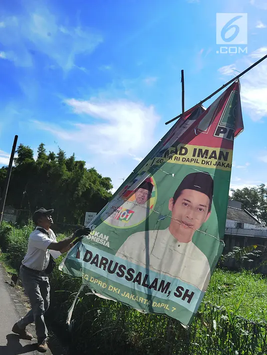 Petugas Bawaslu melakukan pencopotan alat peraga kampanye (APK) Pemilu 2019 di kawasan Lebak Bulus, Jakarta Selatan, Minggu (14/4). Pencoptan yang melibatkan tenaga PPSU ini sebagai tindak lanjut masa tenang Pemilu 2019 hingga hari pencoblosan 17 April mendatang. (merdeka.com/Arie Basuki)