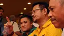 Syahrul Yasin Limpo menjawab pertanyaan terkait pencalonan dirinya sebagai Calon Ketua Umum Partai Golkar, Jakarta, Minggu (8/5/2016). Syahrul mendapat nomor urut 8 pasca pencabutan nomor yang digelar SC Munaslub Golkar. (Liputan6.com/Helmi Fithriansyah)