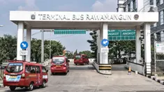 Angkutan umum Jak Lingko menunggu penumpang di Terminal Rawamangun, Jakarta, Senin (20/7/2020). Wakil Gubernur Ahmad Riza Patria menyatakan Pemprov DKI berencana merevitalisasi Terminal Rawamangun karena dinilai belum optimal pasca-revitalisasi pada 2015 lalu. (merdeka.com/Iqbal S Nugroho)
