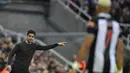 Pelatih Arsenal, Mikel Arteta meneriakkan instruksi kepada para pemain dari pinggir lapangan saat bertanding melawan Newcastle United selama pertandingan Liga Inggris di St James' Park di Newcastle-upon-Tyne, Inggris (17/5/2022). Newcastle United menang atas Arsenal 2-0. (AFP/Oli Scarff)