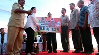 Menko PMK Puan Maharani menyerahkan bantuan di Manado, Sulawesi Utara. (Liputan6.com/Taufiqurrahman)