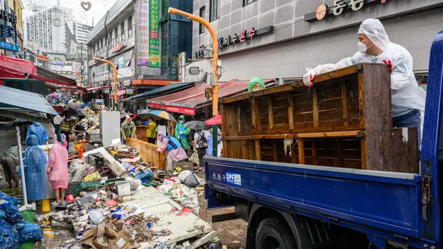 Bersih-Bersih Usai Banjir Parah di Seoul