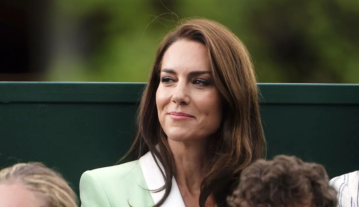 <p>Kate Middleton tiba pada Selasa pagi dalam balutan blazer Balmain berwarna hijau mint untuk hari kedua Wimbledon. (Zac Goodwin/Pool Photo via AP)</p>
