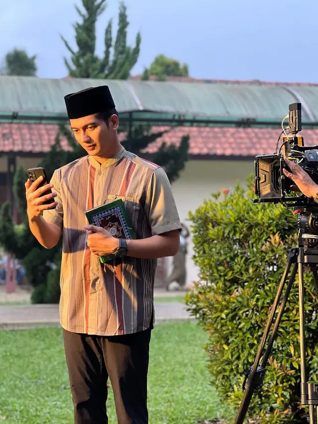 8 Potret Teuku Ryan di Lokasi Syuting, Fokus Pada Pekerjaan