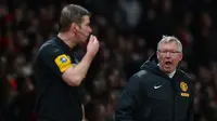 Pelatih Manchester United, Alex Ferguson, protes keras terhadap asisten wasit saat laga boxing day Premier League melawan Newcastle di Stadion Old Trafford, Inggris, Rabu (26/12/2012). (AFP/Andrew Yates)
