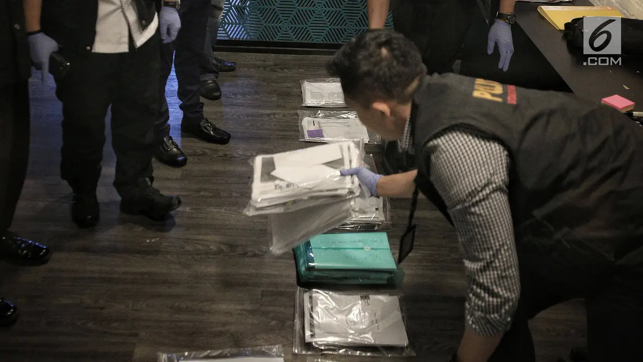 Satgas Antimafia Bola tunjukan barang bukti hasil penggeledahan di kantor PSSI