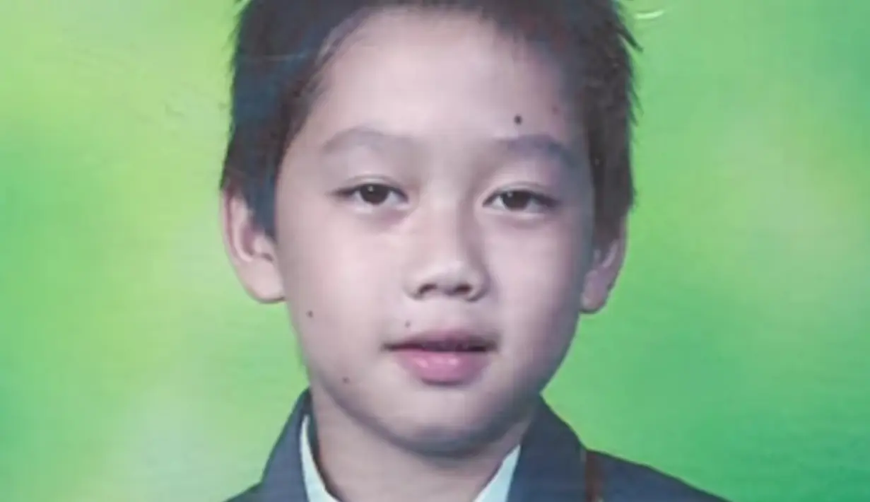 Pemain ganda putra 'The Minions' bersama Gideon ini memang wajahnya sedari kecil tak jauh berubah dengan potret sekarang. Kevin tetap terlihat tengil ketika kecil. Sikap tengilnya inilah yang malah jadi daya tarik Kevin saat badminton. (Liputan6.com/IG/kevin_sanjaya)