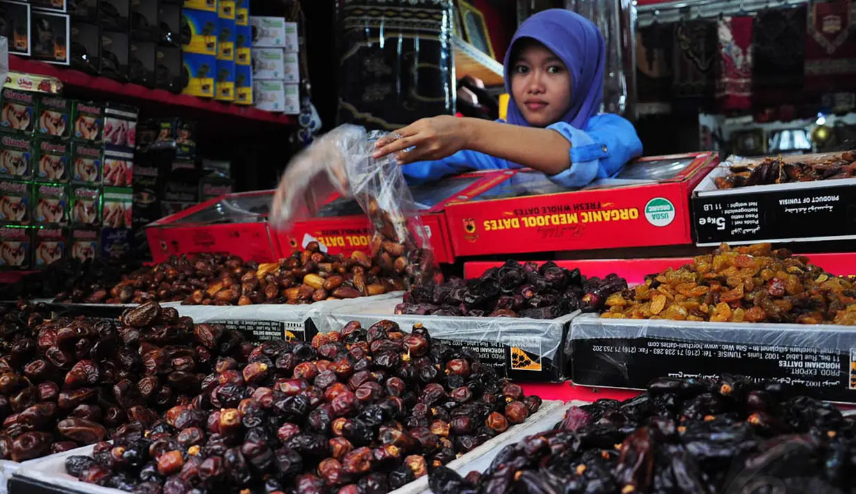 Pedagang kurma sedang melayani pembeli di kawasan Pasar Tanah Abang, Jakarta, Kamis (26/6/14). (Liputan6.com/Faizal Fanani)