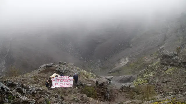 Sudah Jatuh ke Kawah Gunung Vesuvius, Turis Amerika Masih Kena Denda