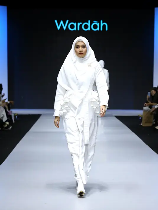 Dini Aminarti terlihat sangat menyejukan memakai busana muslim putih. Dini terlihat begitu memesona puluhan mata yang menyaksikan acara Muslim Fashion Festival 2019. Lenggak-lenggoknya di catwalk benar-benar sangat memukau. (KapanLagi/Daniel Kampua)