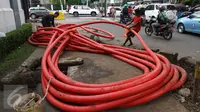 Kabel bawah tanah yang akan dipasang oleh pekerja di Jakarta, Jumat (28/10). Para buruh lepas ini mengaku mendapat upah sebesar Rp.200.000 per hari. (Liputan6.com/Angga Yuniar)