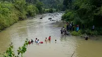 Warga menyaksikan pencarian mahasiswa IPB yang tenggelam (Liputan6.com/Achjmad Sudarno)