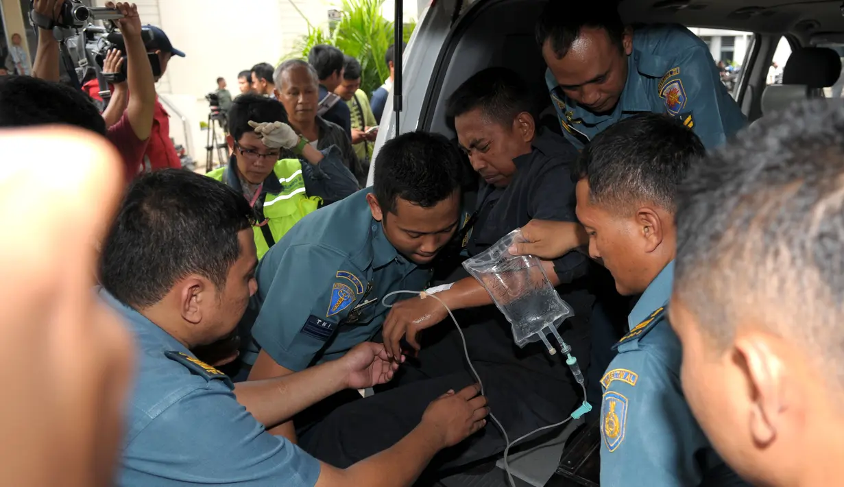 Dengan kantong infus ditangan seorang petugas yang menjadi korban ledakan gudang amunisi dibawa menuju ruang UGD RS TNI AL Mintohardjo pada Rabu 5 Maret 2014 (Liputan6.com/Helmi Fihriansyah).