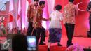 Presiden Jokowi membantu Megawati menaiki tangga pada pembukaan Kongres III Persatuan Alumni GMNI, Jakarta, Jumat (8/7/2015). Kongres bertajuk Jalan Trisakti Menuju Tatanan Masyarakat Pancasila dihadiri sekitar 1.000 peserta. (Liputan6.com/Faizal Fanani)