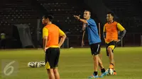 Pelatih Arema Cronus, Milomir Seslija (tengah) memberikan arahan saat memimpin latihan di Stadion GBK Jakarta, Sabtu (2/4/2016). Arema Cronus menantang Persib Bandung pada final Piala Bhayangkara 2016. (Liputan6.com/Helmi Fithriansyah)