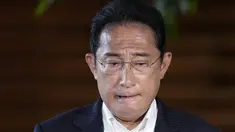 Perdana Menteri Jepang, Fumio Kishida berbicara kepada media di kediaman resmi perdana menteri di Tokyo, Jumat (8/7/2022). Fumio Kishida akhirnya buka suara soal penembakan yang terjadi terhadap pendahulunya, Shinzo Abe, di Kota Nara pada Jumat (8/7). (AP Photo/Eugene Hoshiko)