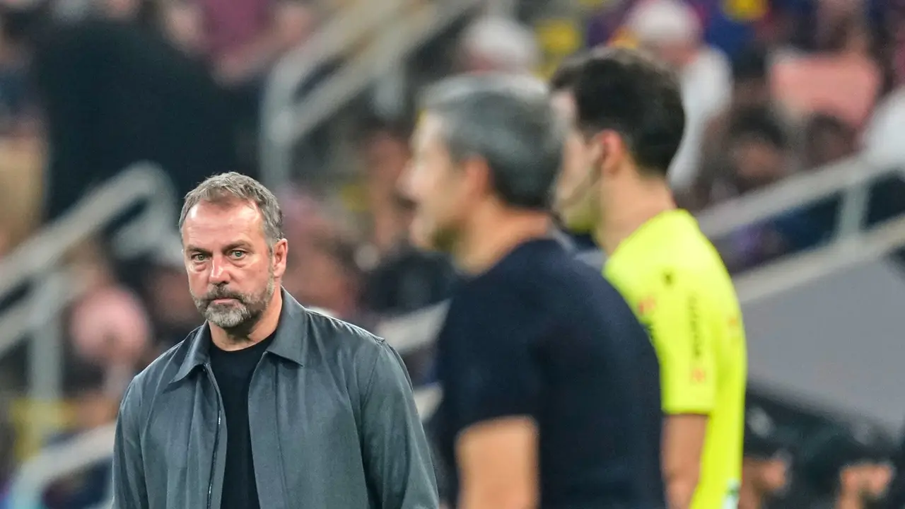 Hansi Flick saat memimpin skuad Barcelona di semifinal Supercopa de Espana lawan Athletic Bilbao di King Abdullah Sports City Stadium, Jeddah, Arab Saudi, Kamis (08/01/2026).