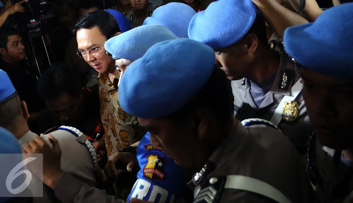 Gubernur DKI Jakarta non aktif Basuki Tjahaja Purnama (Ahok) yang merupakan tersangka kasus dugaan penistaan agama didampingi tim pengacara usai menjalani pemeriksaan di Bareskrim Polri, Jakarta, Selasa (22/11). (Liputan6.com/Johan Tallo)