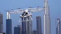Sebuah drone yang akan dioperasikan sebagai taksi terbang dalam uji coba di Dubai, Senin (25/9). Mobil ini disebut bisa terbang dengan kecepatan 100 km/jam dan dengan kapasitas baterainya saat ini, mampu berada di udara selama 30 menit. (Handout/WAM/AFP)