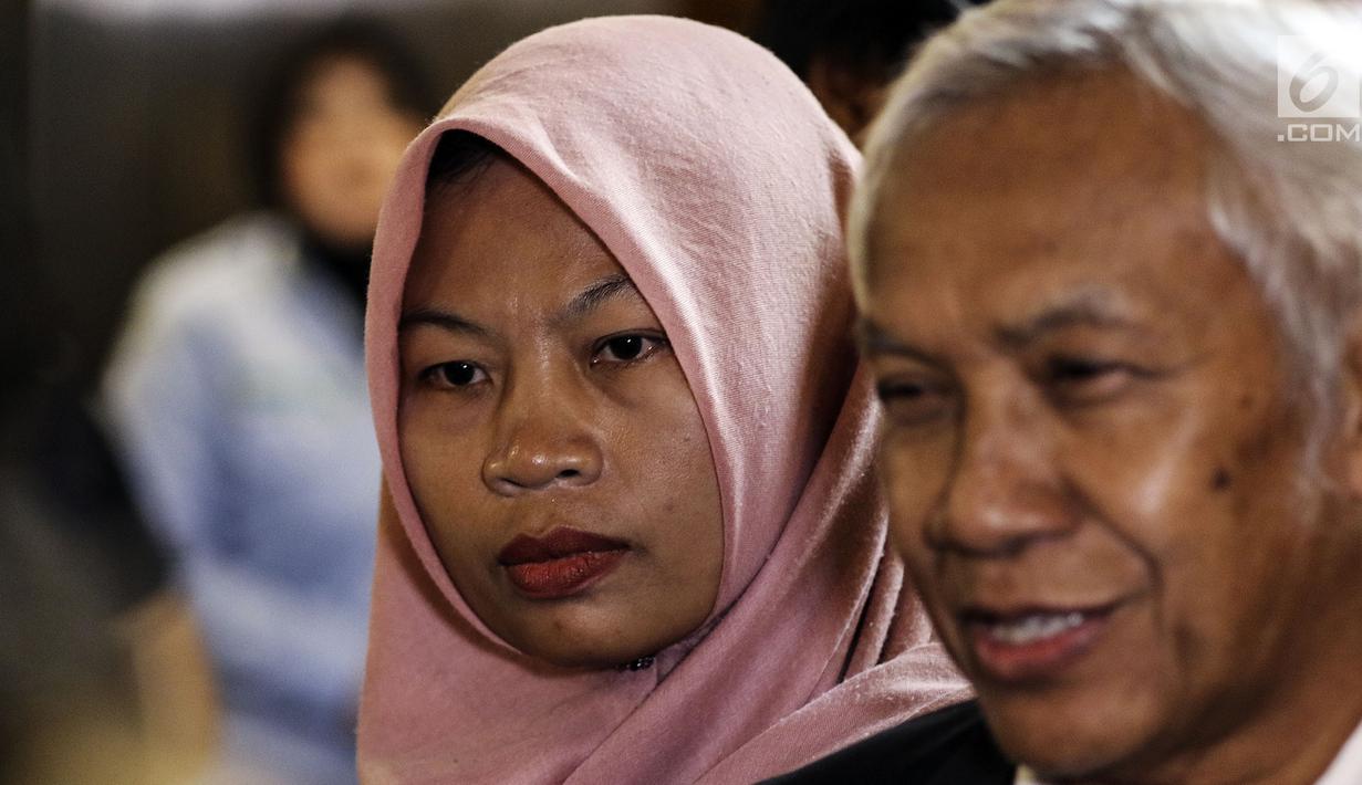 Terpidana kasus pelanggaran UU ITE, Baiq Nuril bertemu pimpinan DPR di gedung Nusantara III, Jakarta, Selasa (16/7/2019). Pimpinan DPR telah menandatangani surat pertimbangan pemberian amnesti kepada Baiq Nuril.(Liputan6.com/Johan Tallo)