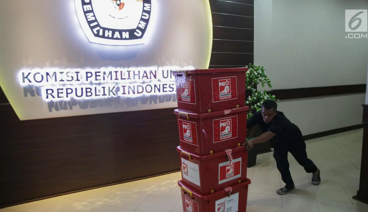 Petugas memindahkan berkas-berkas usai di verifikasi administrasi kelengkapan pendaftaran partai peserta pemilu di Gedung KPU, Jakarta, Kamis (16/11). KPU melakukan verifikasi administrasi parpol peserta Pemilu 2019. (Liputan6.com/Faizal Fanani)