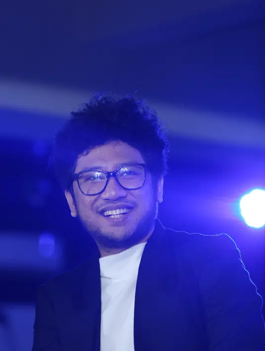 "Kenapa saya berani berjualan CD? Saya percaya industri musik nggak akan mati. Saya dibantu tim, dan saya percaya ini akan efektif," kata Kunto Aji di kawasan Blok M, Jakarta Selatan, Selasa (17/11/2015). (Andy Masela/Bintang.com)