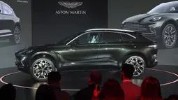 Aston Martin meluncurkan SUV pertamanya, Aston Martin DBX secara resmi di Beijing, China, Rabu (20/11/2019). Dari sisi eksterior mobil memiliki desain grill yang berkarakter dan lampu berdesain oval menambah kecantikan SUV DBX. (GREG BAKER / AFP