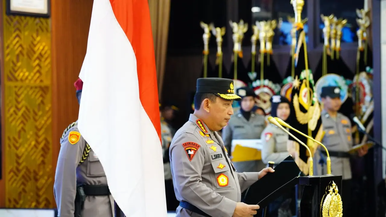 Kapolri Jenderal Listyo Sigit Prabowo memimpin upacara sertijab Polda Sumatera Barat (Sumbar) di Rupatama Mabes Polri, Rabu (1/1/2025).