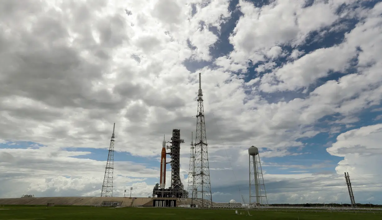 Roket NASA untuk misi Artemis 1 terlihat setelah batal diluncurkan dari Launch Pad 39B, Kennedy Space Center, Cape Canaveral, Florida, Amerika Serikat, 29 Agustus 2022. Proyek ini merupakan "sekuel" dari proyek Apollo yang mendarat di Bulan beberapa dekade lalu. (AP Photo/John Raoux)