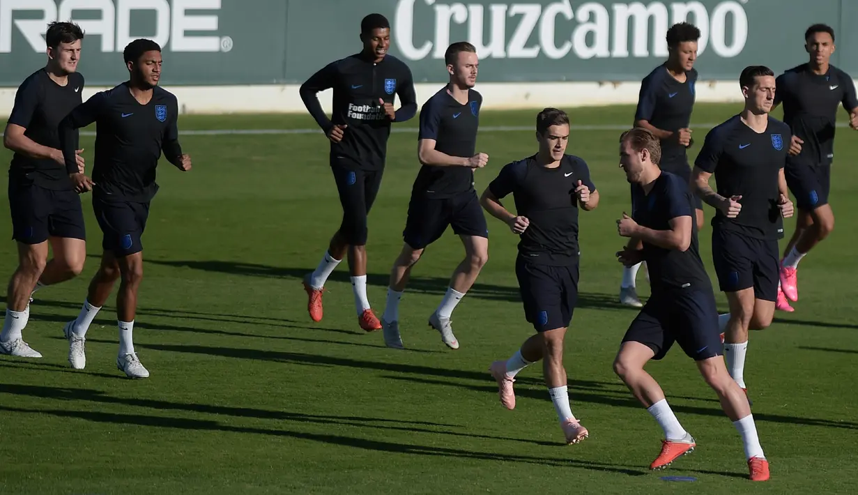 Para pemain Inggris melakukan pemanasan jelang melawan Spanyol di laga lanjutan Liga A Grup 4 UEFA Nations League 2018 di Ciudad Deportiva Luis del Sol, Sevilla (14/10). Inggris butuh kemenangan jika ingin ke putaran final. (AFP Photo/Jorge Guerrero)