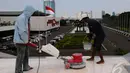 Sejumlah pekerja membersihkan gedung dan tempat lain di sekitar gedung DPR RI, Kompleks Parlemen Senayan, Jakarta, Rabu (10/12/2014). (Liputan6.com/Andrian M Tunay)