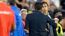 Pelatih Real Madrid Julen Lopetegui bersalaman dengan pelatih Sevilla Pablo Machin usai pertandingan pada lanjutan La Liga Spanyol di stadion Sanchez Pizjuan (26/9). Sevilla berhasil mengalahkan Madrid dengan skor telak 3-0. (AFP Photo/Cristina Quicler)