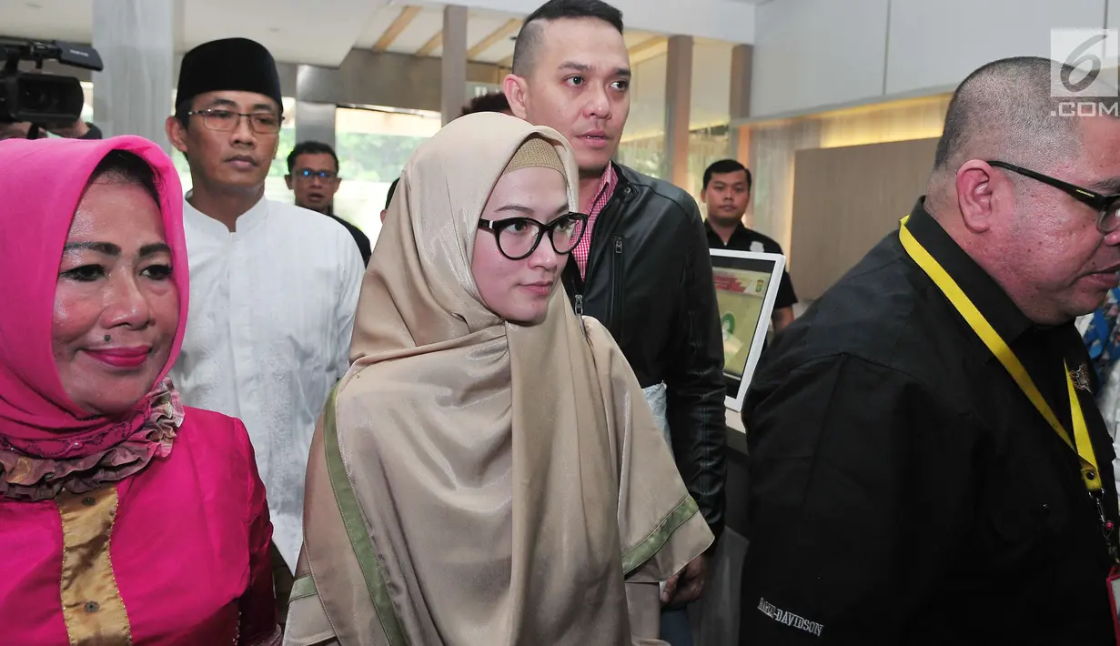 Aktris Lyra Virna memasuki gedung Direktorat Reserse Kriminal Khusus (Ditreskrimsus) Polda Metro Jaya, Selasa (10/10). Kedatangan Lyra Virna juga untuk memastikan statusnya yang disebut sudah menjadi tersangka. (Liputan6.com/Helmi Afandi)