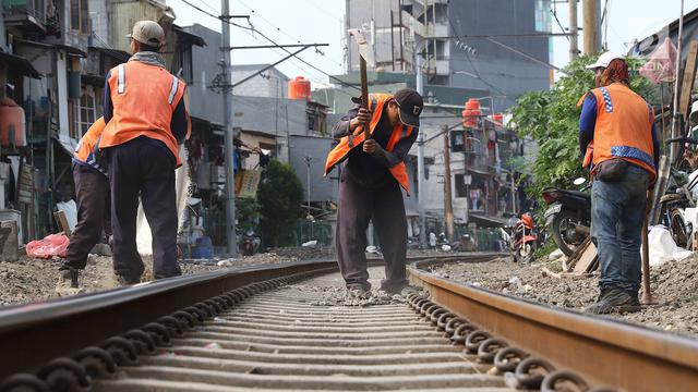 Jaga Kualitas Rel, Pekerja Tambahkan Kerikil di Jalur Kereta Api