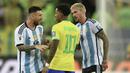 <p>Adu argumentasi terjadi antara pemain Timnas Brasil, Rodrygo (tengah), dengan pemain Timnas Argentina Lionel Messi (kiri) dan Rodrigo De Paul saat pertandingan Kualifikasi Piala Dunia 2026 Zona CONMEBOL yang berlangsung di Maracana Stadium, Rio de Janeiro, Rabu (22/11/2023) pagi WIB. (AFP/Carl De Souza)</p>